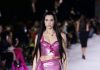 Догоняет сестёр Хадид: дебют Дуа Липы на показе Versace