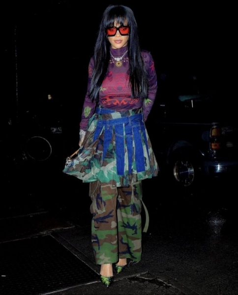 Фото дня: телохранитель Рианны носит ее на руках. Буквально 