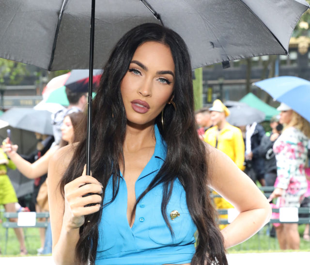 Горячо: Меган Фокс в кружевном топе, чулках и мини-юбке покоряет Нью-Йорк