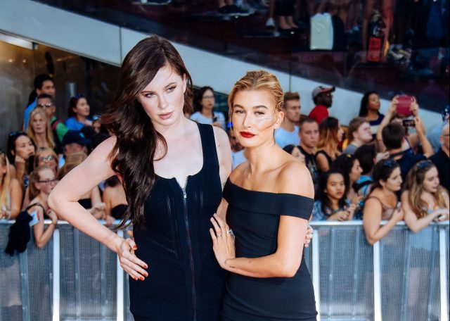 Хейли Бибер расплакалась из-за Селены Гомес: реакция кузины Болдуин на Met Gala