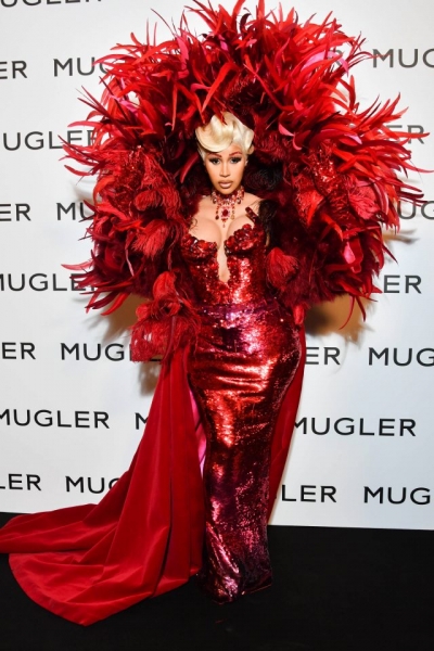 Ирина Шейк, Карди Би и Тина Кунаки: лучшие образы открытия выставки Тьерри Мюглера в Париже