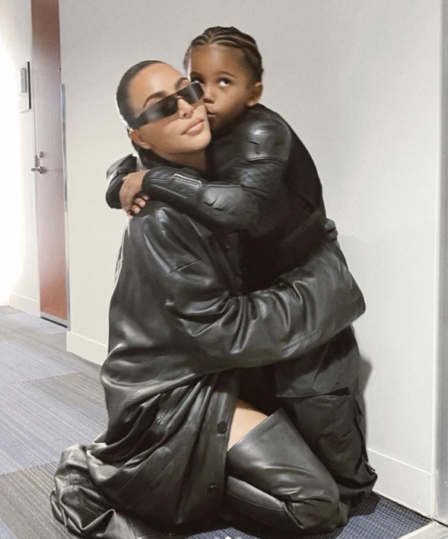 «Я не в порядке»: Ким Кардашьян рассказала о травме сына