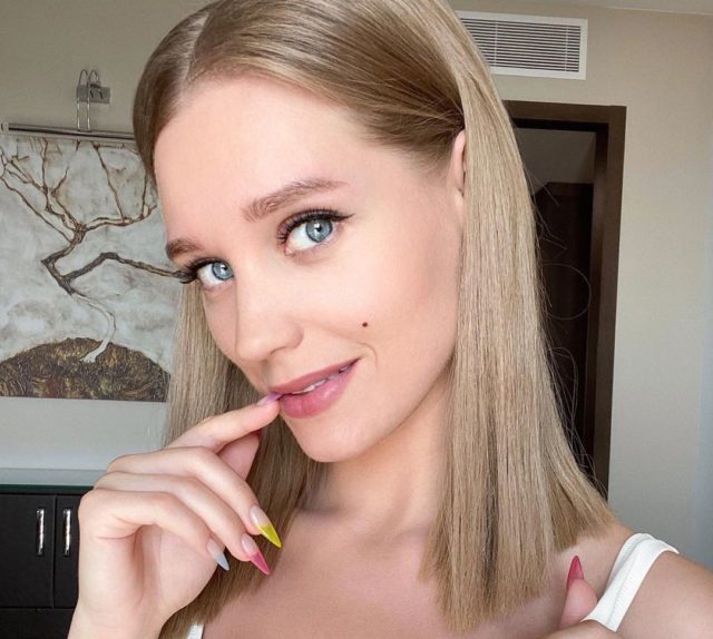 Мини, декольте, бикини: топ откровенных фото Кристины Асмус