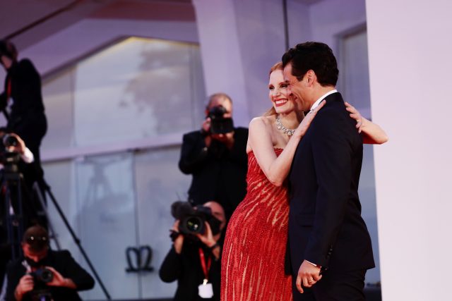 «Мы оба женаты на других людях»: Джессика Честейн прокомментировала страстные кадры с Оскаром Айзеком на Венецианском кинофестивале