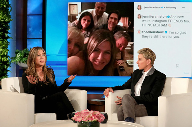 Не сдержала слез: Дженнифер Энистон трогательно поддержала Эллен ДеДженерес после скандала с работниками