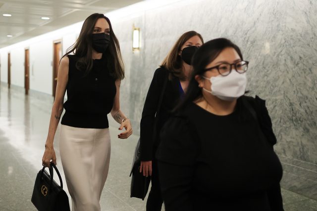 Официальный выход: Анджелина Джоли в Белом Доме рассказала о насилии в отношении женщин