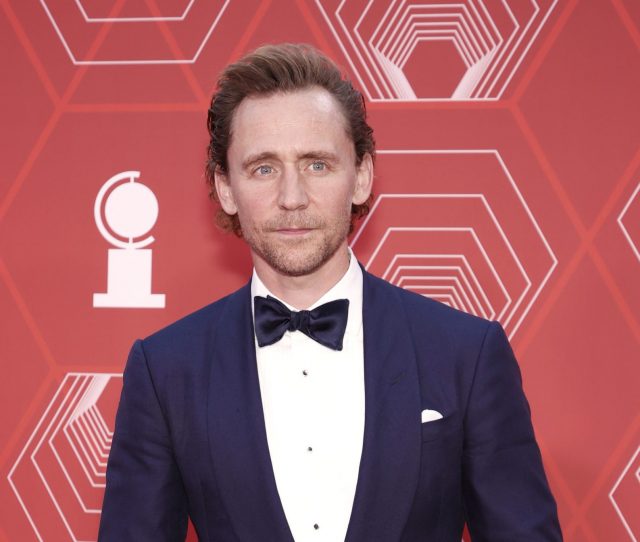 Официальный выход: звезда Marvel Том Хиддлстон представил публике новую девушку 