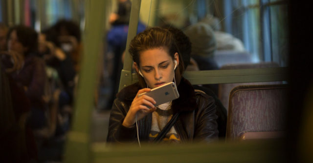 Опаснее ультрафиолета: что такое синий свет и как защитить кожу от его воздействия