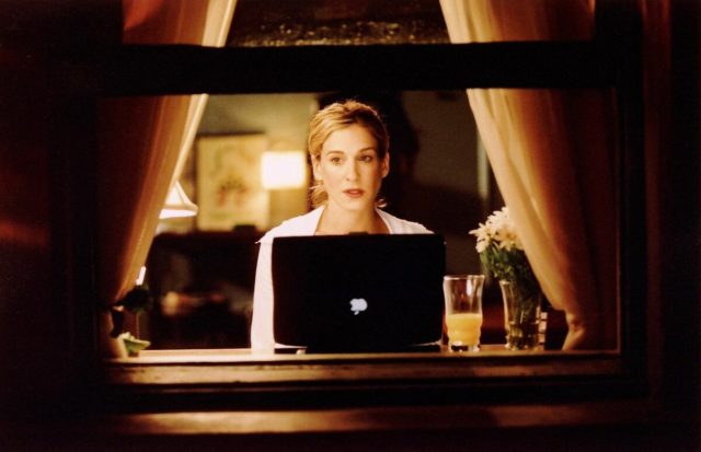 Опаснее ультрафиолета: что такое синий свет и как защитить кожу от его воздействия