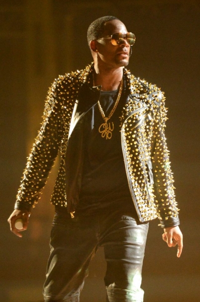 Певца Ар Келли признали виновным в сексуальной эксплуатации женщин и детей 