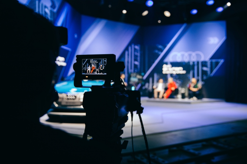 Планы на вечер: первое автомобильное шоу с Иваном Ургантом, Еленой Крыгиной и Wylsacom