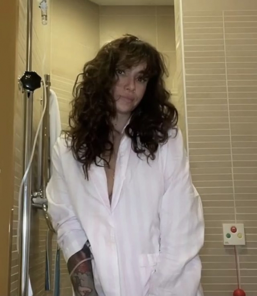 «Поднялась температура, начали отниматься ноги»: Айза попала в больницу