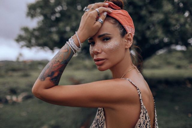 Сколько стоит: брюки с разрезами Айзы Долматовой