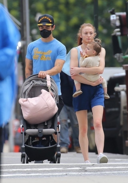 Софи Тернер и Джо Джонас впервые показали лицо дочери