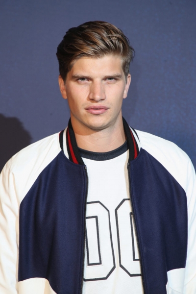 Станет известнее сестры: что мы знаем о брате Роузи Хантингтон-Уайтли?