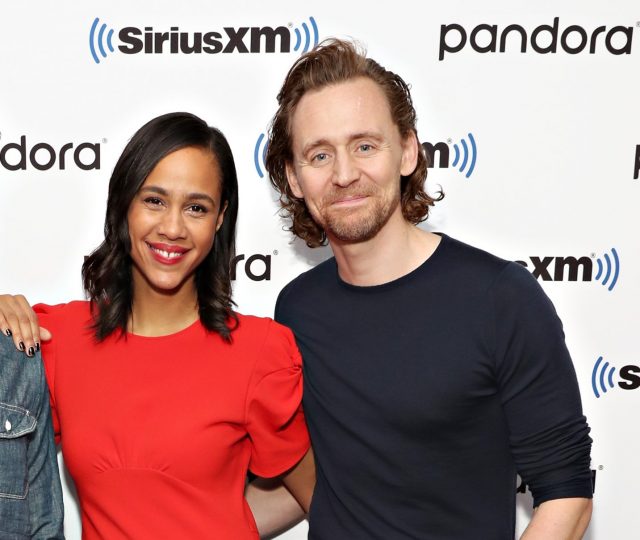 Страстные поцелуи: звезду Marvel Тома Хиддлстона засняли с девушкой на Ибице