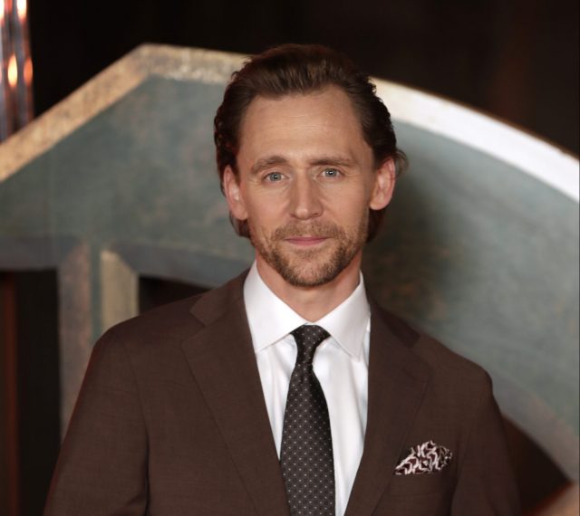 Страстные поцелуи: звезду Marvel Тома Хиддлстона засняли с девушкой на Ибице