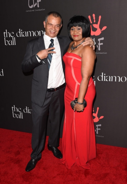 Суд отменяется: Рианна отозвала иск против своего отца 