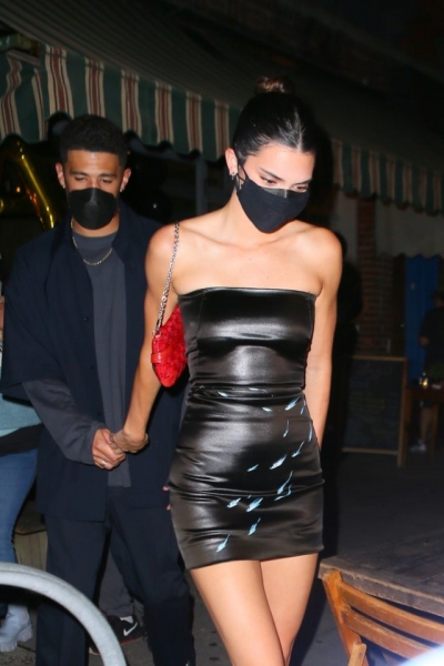 В кожаном мини-платье: редкий выход Кендалл Дженнер вместе с бойфрендом