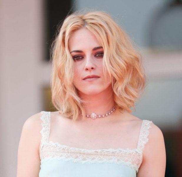 В кроп-топе и мини: редкий выход Кристен Стюарт со своей девушкой