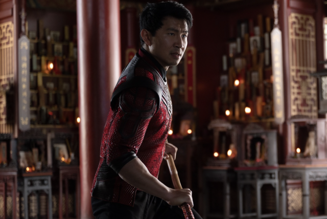 В роли успешного менеджера: исполнителя роли Шан-Чи в новом фильме Marvel раньше работал моделью для стоковых фото