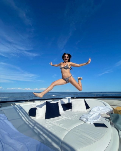 Вот это фигура: Деми Мур в бикини отдыхает на яхте