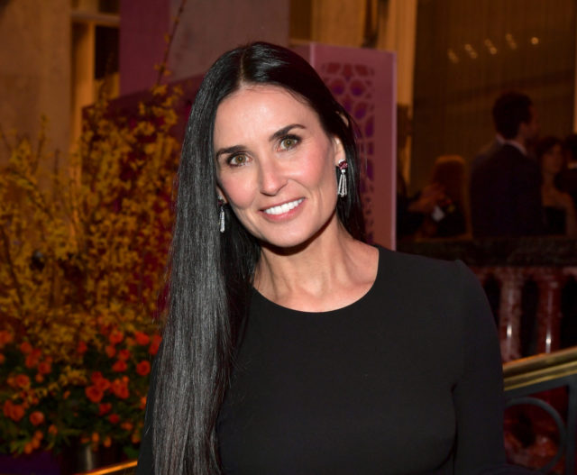 Вот это фигура: Деми Мур в бикини отдыхает на яхте