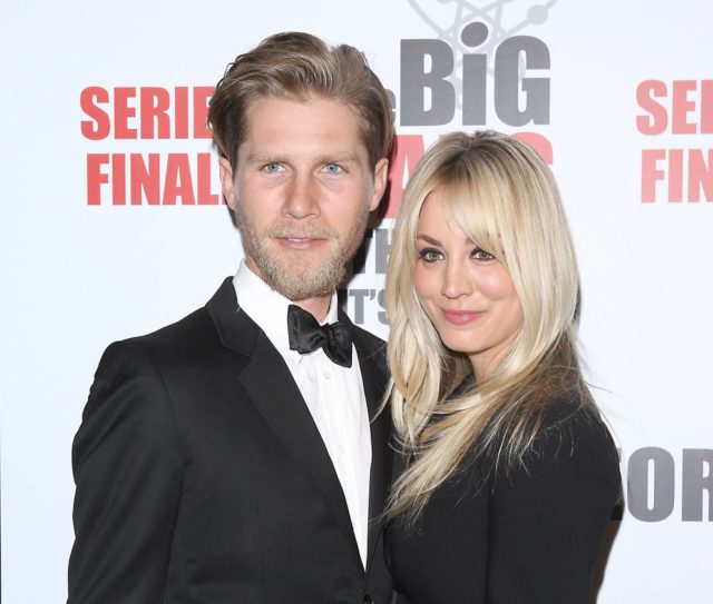 Звезда «Теории большого взрыва» Кейли Куоко разводится с мужем после 3 лет брака