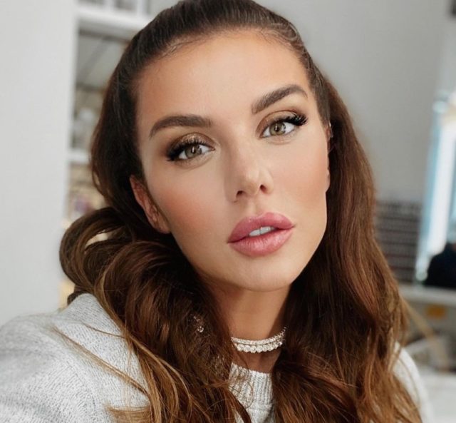 364 тысячи: посчитали, сколько потратила Анна Седокова на обувь