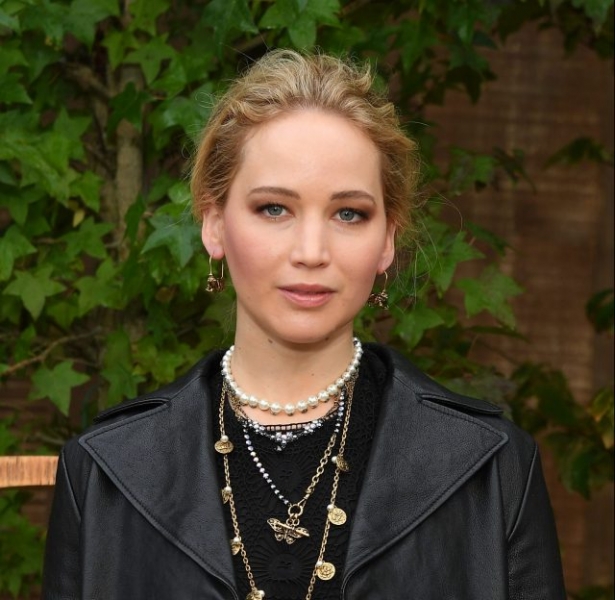 Беременная Дженнифер Лоуренс впервые показала живот по дороге на спорт