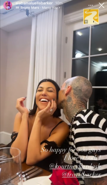 Будет свадьба: Кортни Кардашьян и Трэвис Баркер обручились в окружении тысячи роз