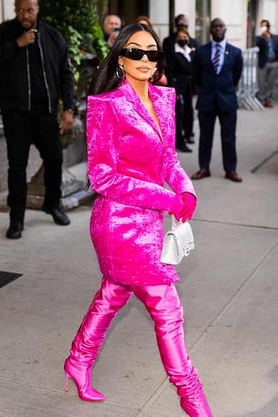Цифра дня: Ким Кардашьян в розовом пальто за 4 тысячи долларов