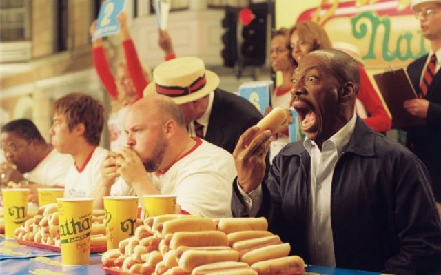 Цифра дня: сколько хот-догов может съесть человек за 10 минут