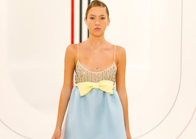 Дочь Кейт Мосс в голубом мини на показе Miu Miu 