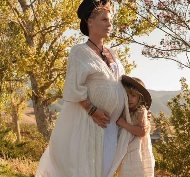 Еще до Ратаковски: звезды, которые красиво объявляли о беременности