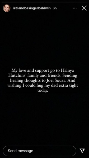 «Хотела бы, чтобы я могла крепче обнять отца сегодня»: дочь Алека Болдуина прокомментировала трагедию со стрельбой на съёмочной площадке