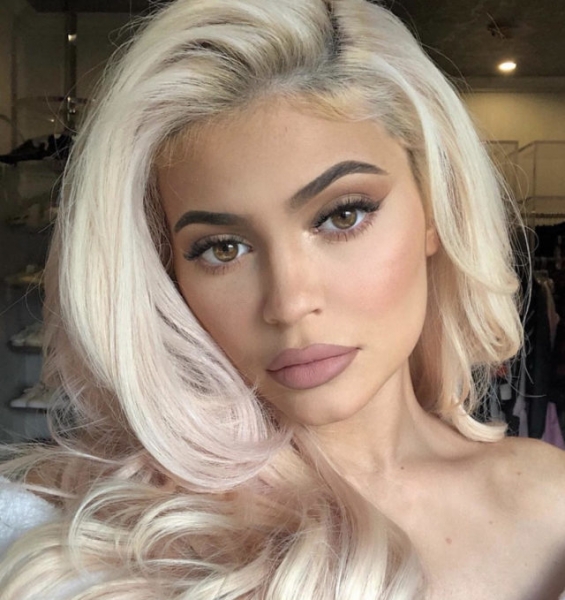 Как будто не спала месяц: топ ошибок в макияже, которые делают лицо уставшим 