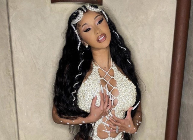 Как будто не спала месяц: топ ошибок в макияже, которые делают лицо уставшим 