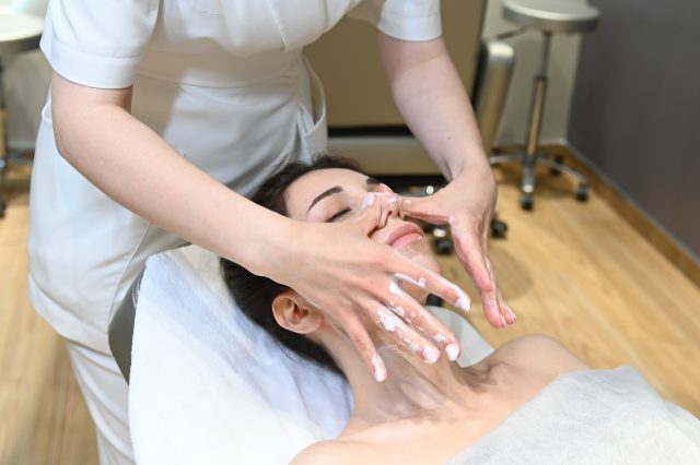 Лед и пламя: что такое массаж криостиками и как он улучшает кожу