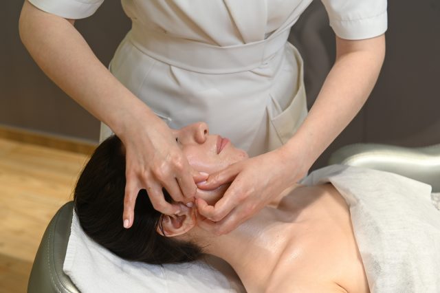 Лед и пламя: что такое массаж криостиками и как он улучшает кожу