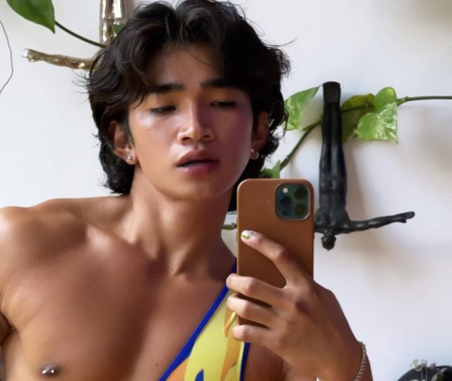 Мужчина на обложке Playboy: бьюти-блогер снялся в корсете в честь Хэллоуина