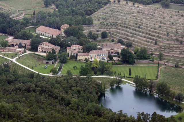 Очередной удар: Анджелина Джоли продала совместное с Брэдом Питтом имущество