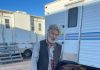 «Огорчен потерей друга»: раненный Алеком Болдуином режиссер впервые прокомментировал трагедию на съемках