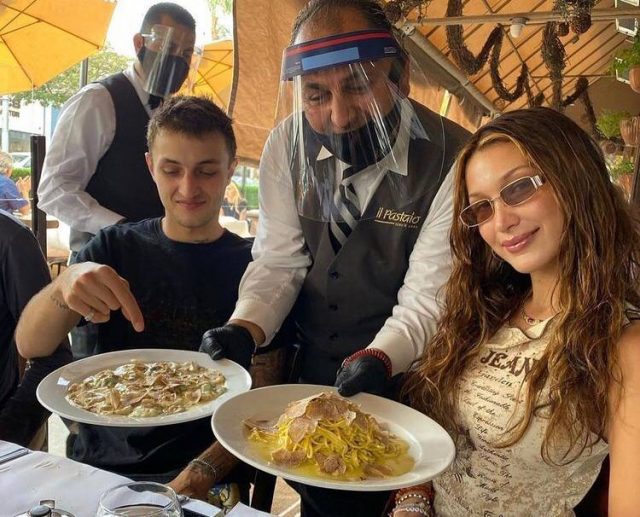 Поддержали сестру: Белла и Анвар Хадид отписались от Зейна Малика