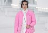 Подвески в виде сумок и розовый пиджак мечты: Chanel представили коллекцию SS21 в Париже