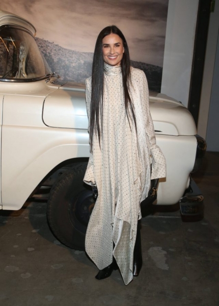 «Помолодела на 20 лет»: новый выход Деми Мур вызвал восторг фанатов