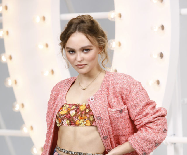 После поцелуя с актером: Лили-Роуз Депп замечена на прогулке с новым парнем