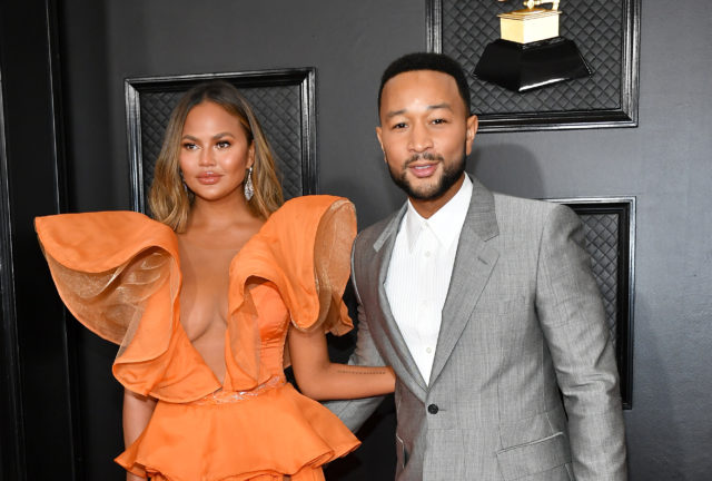 После потери ребенка: Крисси Тейген впервые вернулась в социальные сети