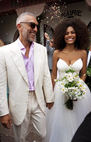 Редкий выход: Тина Кунаки и Венсан Кассель на Парижской Неделе моды 