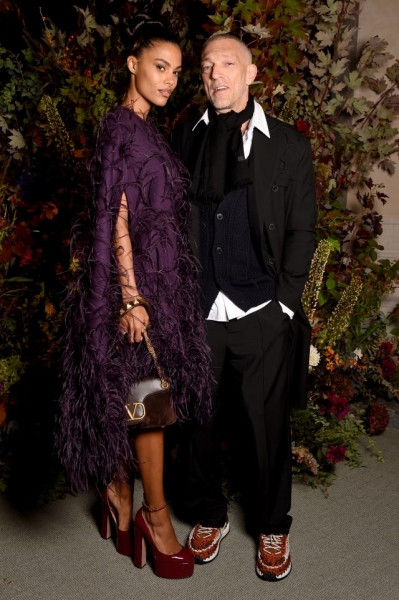 Редкий выход: Тина Кунаки и Венсан Кассель на Парижской Неделе моды 